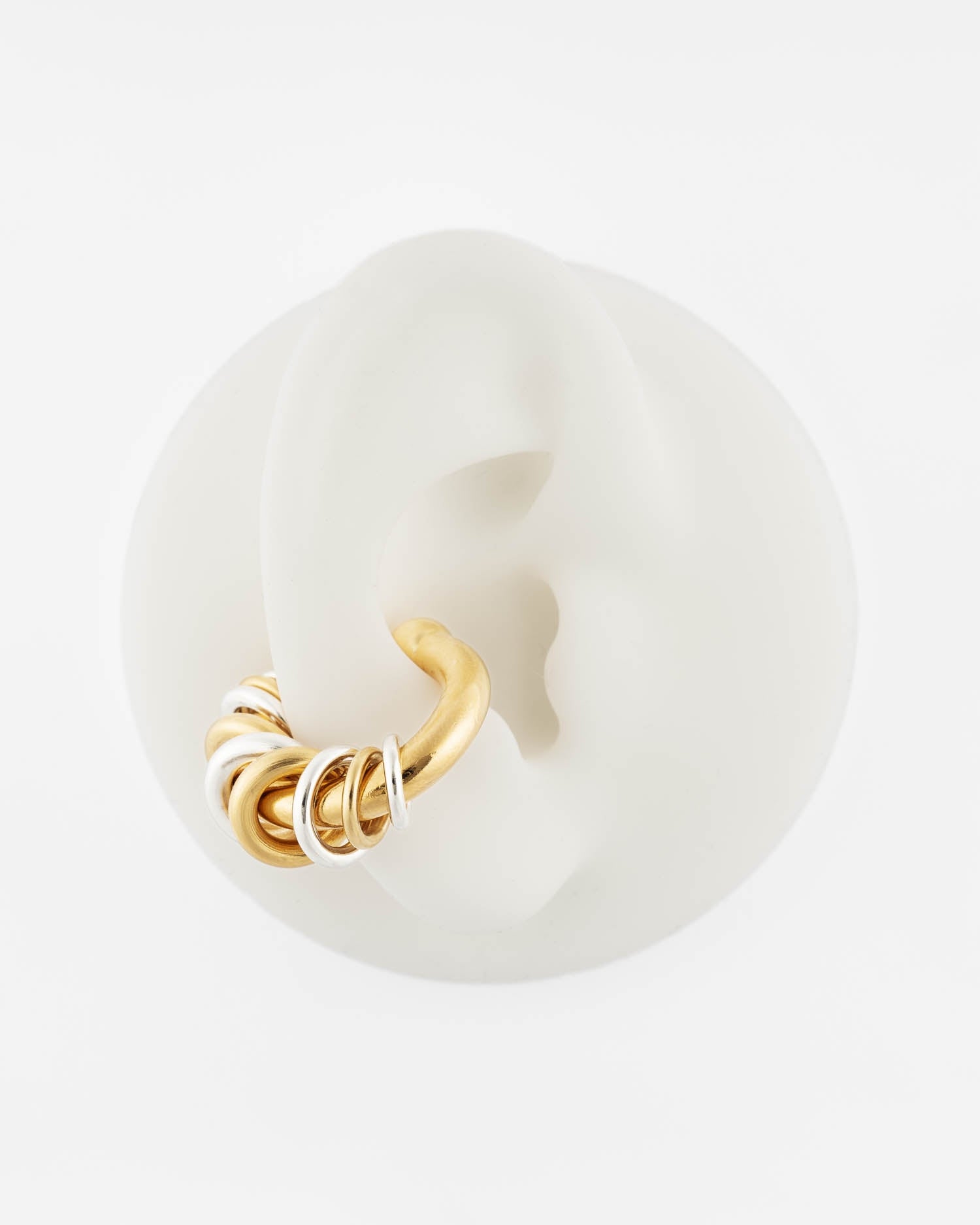 Détail des boucles d’oreilles Sigal Earcuff Eyelets argent