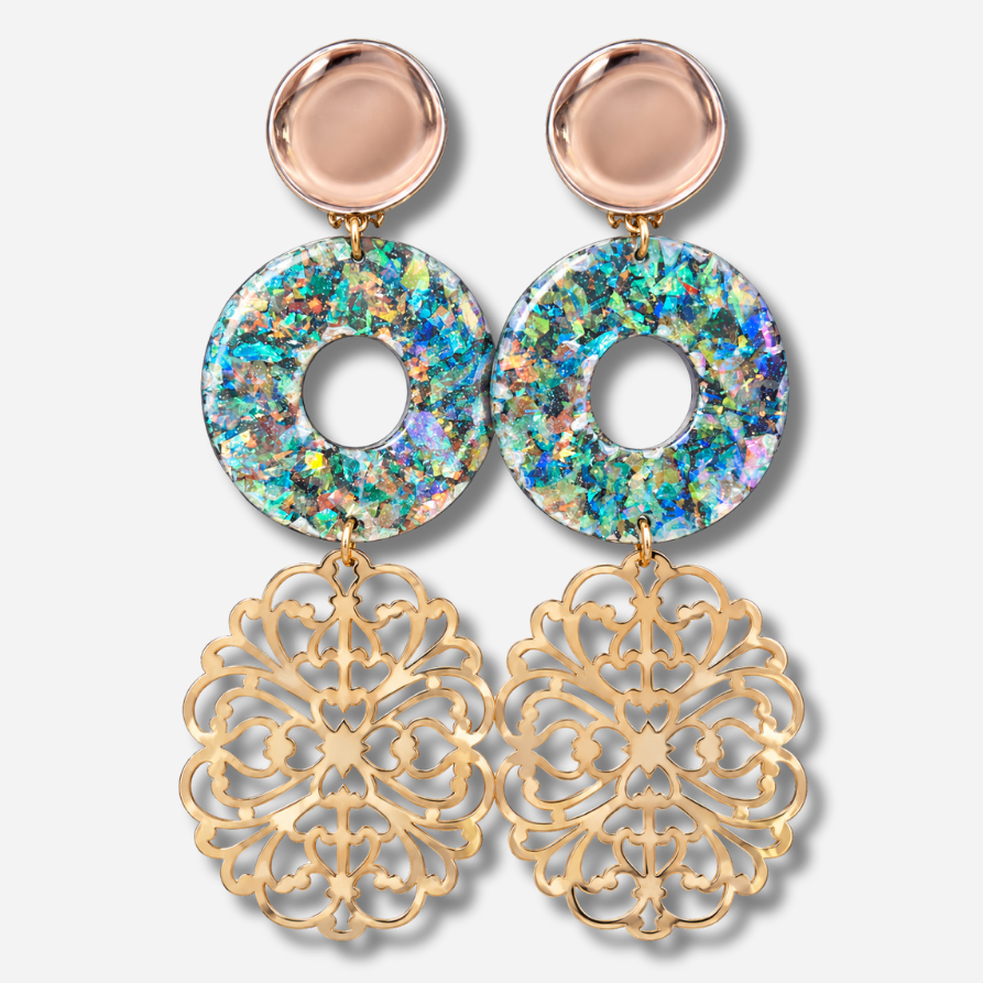 Boucles d’oreilles Solara XL à clips Francine Bramli Paris avec cabochons ronds champagne, anneaux irisés multicolores et grands pendentifs dorés ajourés aux motifs arabesques.