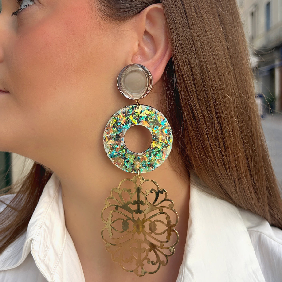 Boucles d’oreilles Solara XL à clips Francine Bramli Paris avec cabochons ronds champagne, anneaux irisés multicolores et grands pendentifs dorés ajourés aux motifs arabesques.