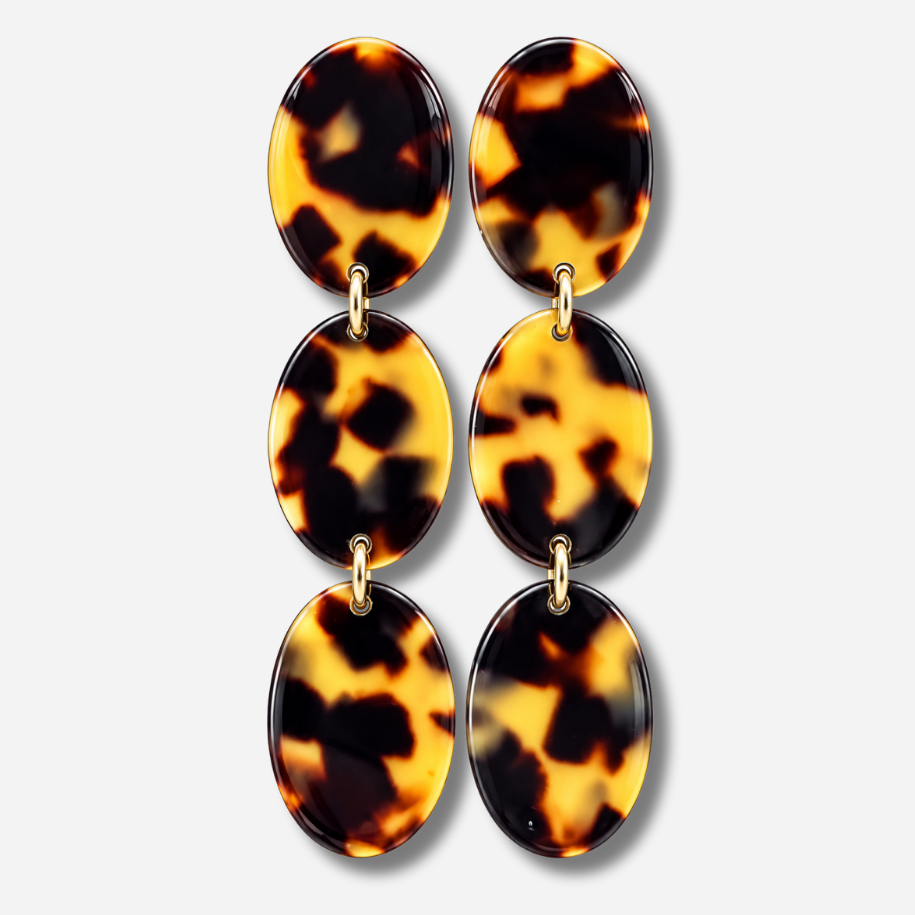 Boucles d’oreilles à clips Solène Écaille de Tokyo Francine Bramli Paris, trois ovales effet écaille marron et ambre reliés par des anneaux dorés.