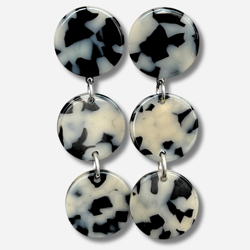 Boucles d’oreilles Solène écaille noir et blanc Francine Bramli Paris

