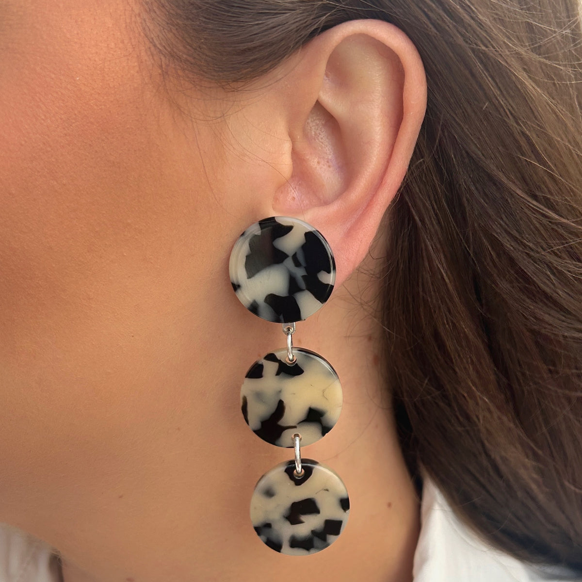 Boucles d’oreilles Solène écaille noir et blanc Francine Bramli Paris
