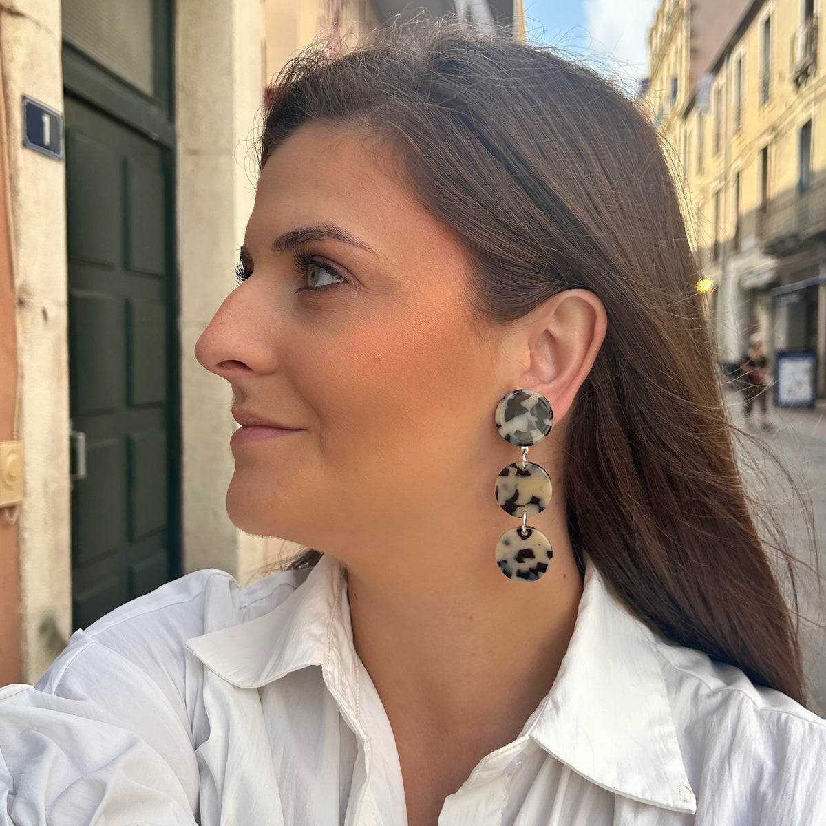 Boucles d’oreilles Solène écaille noir et blanc Francine Bramli Paris
