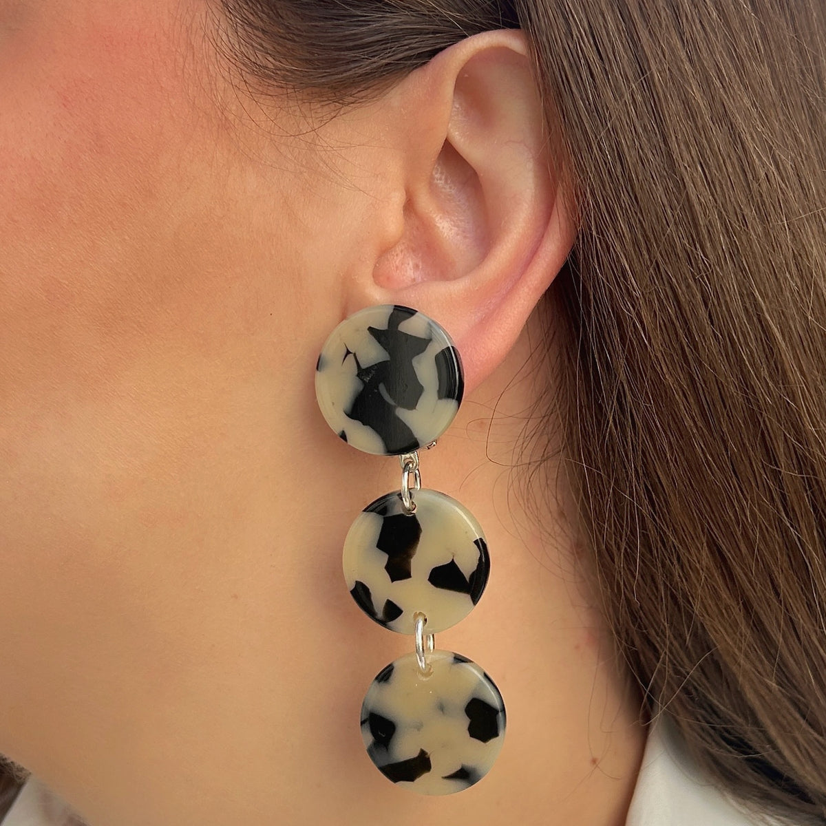 Boucles d’oreilles Solène écaille noir et blanc Francine Bramli Paris
