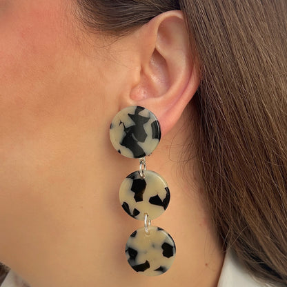Boucles d’oreilles Solène écaille noir et blanc Francine Bramli Paris
