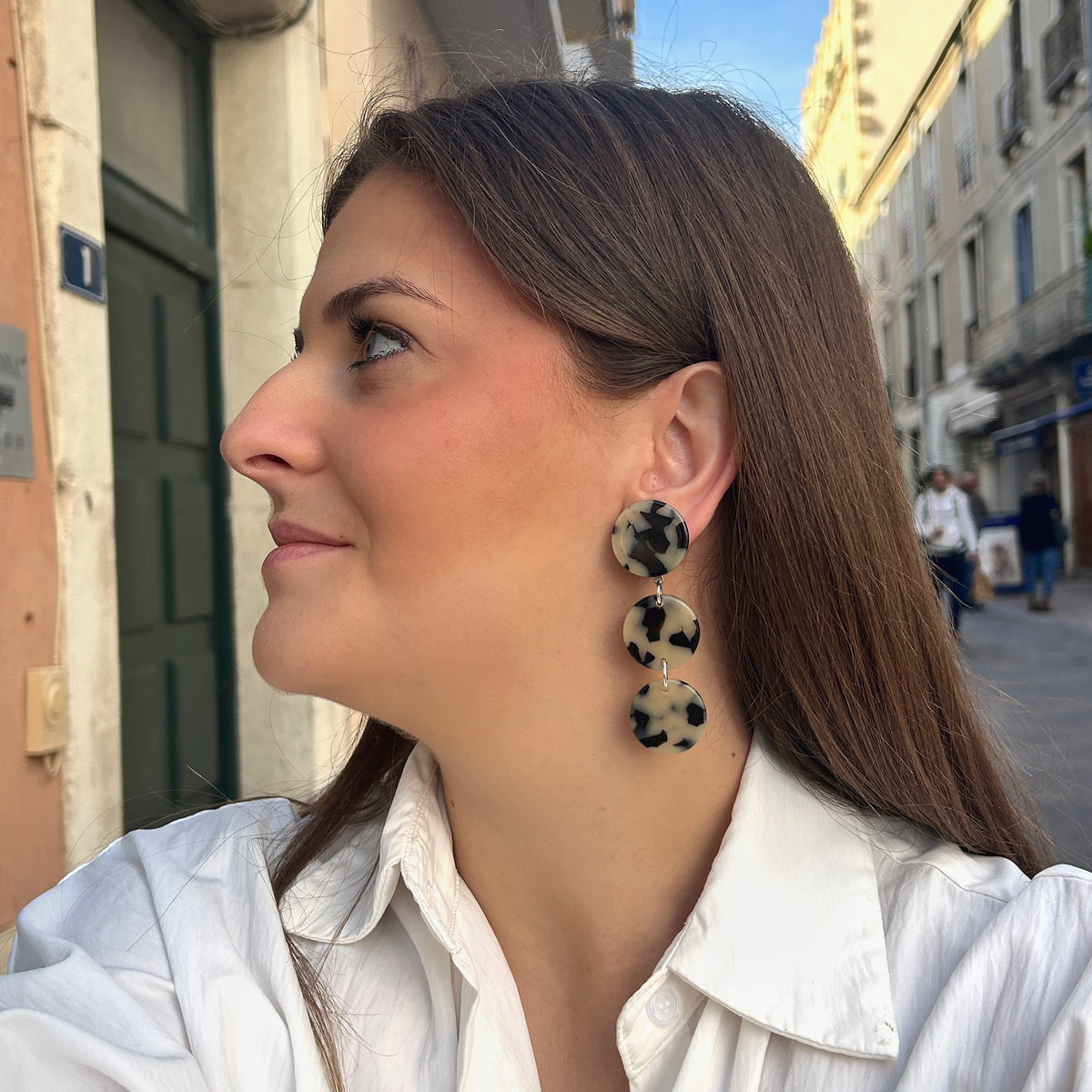 Boucles d’oreilles Solène écaille noir et blanc Francine Bramli Paris
