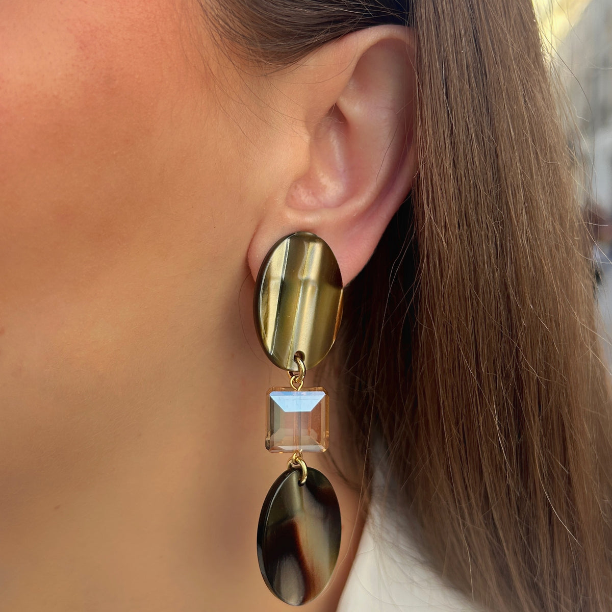 Boucles d’oreilles à clips Solène Onyx Cristal Francine Bramli Paris, ovales marbrés marron noir et cristal champagne.