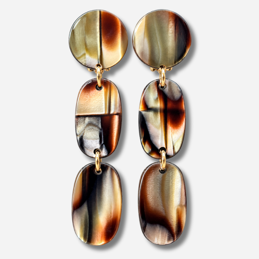 Boucles d’oreilles Solène Onyx à clips Francine Bramli Paris, trois éléments articulés aux nuances marron, noir et caramel, disponibles chez Divinity Sète.