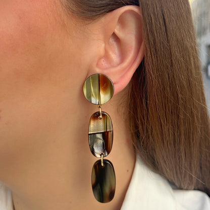 Boucles d’oreilles Solène Onyx à clips Francine Bramli Paris, trois éléments articulés aux nuances marron, noir et caramel, disponibles chez Divinity Sète.