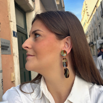 Boucles d’oreilles Solène Onyx à clips Francine Bramli Paris, trois éléments articulés aux nuances marron, noir et caramel, disponibles chez Divinity Sète.