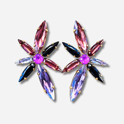 Boucles d’oreilles Solis Mûre Crézus à clips en forme de fleur avec cristaux violets, prune, roses, noirs et lavande sur montures dorées – Divinity Sète