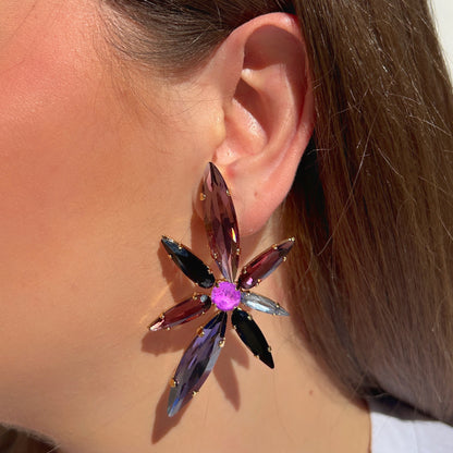 Boucles d’oreilles Solis Mûre Crézus à clips en forme de fleur avec cristaux violets, prune, roses, noirs et lavande sur montures dorées – Divinity Sète