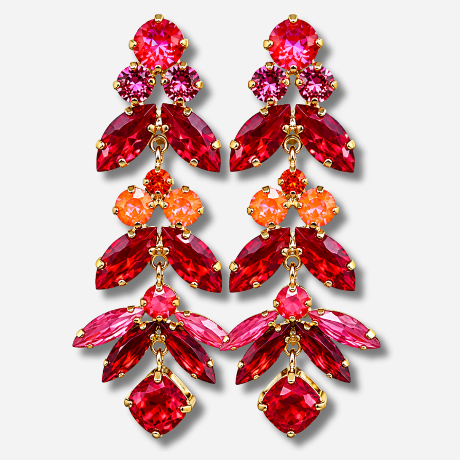 Boucles d’oreilles pendantes Sophéa Red Crézus, monture dorée ornée de cristaux facettés rouge rubis, rose fuchsia et orange, disposés en cascade avec pierres rondes et marquises.