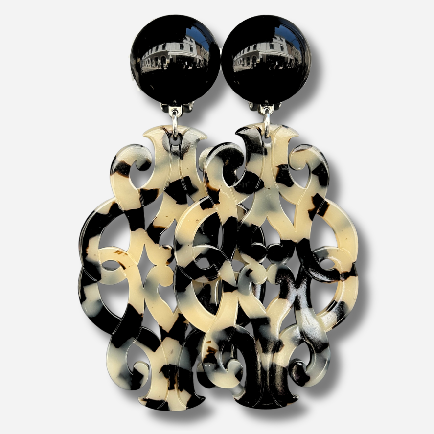 Boucles d'oreilles Sultane Écaille Noir et Blanc Francine Bramli Paris en résine ajourée portées