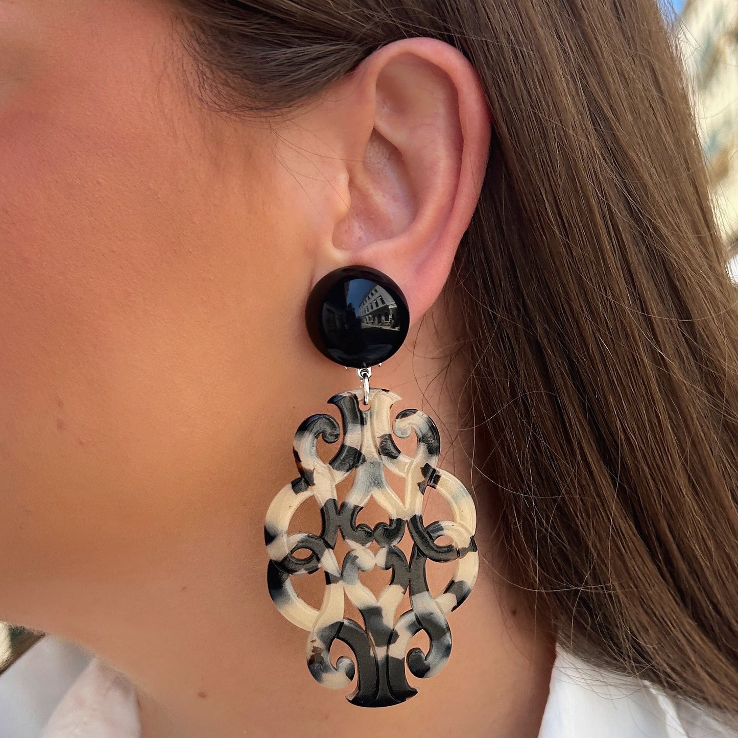 Boucles d'oreilles Sultane Écaille Noir et Blanc Francine Bramli Paris en résine ajourée portées
