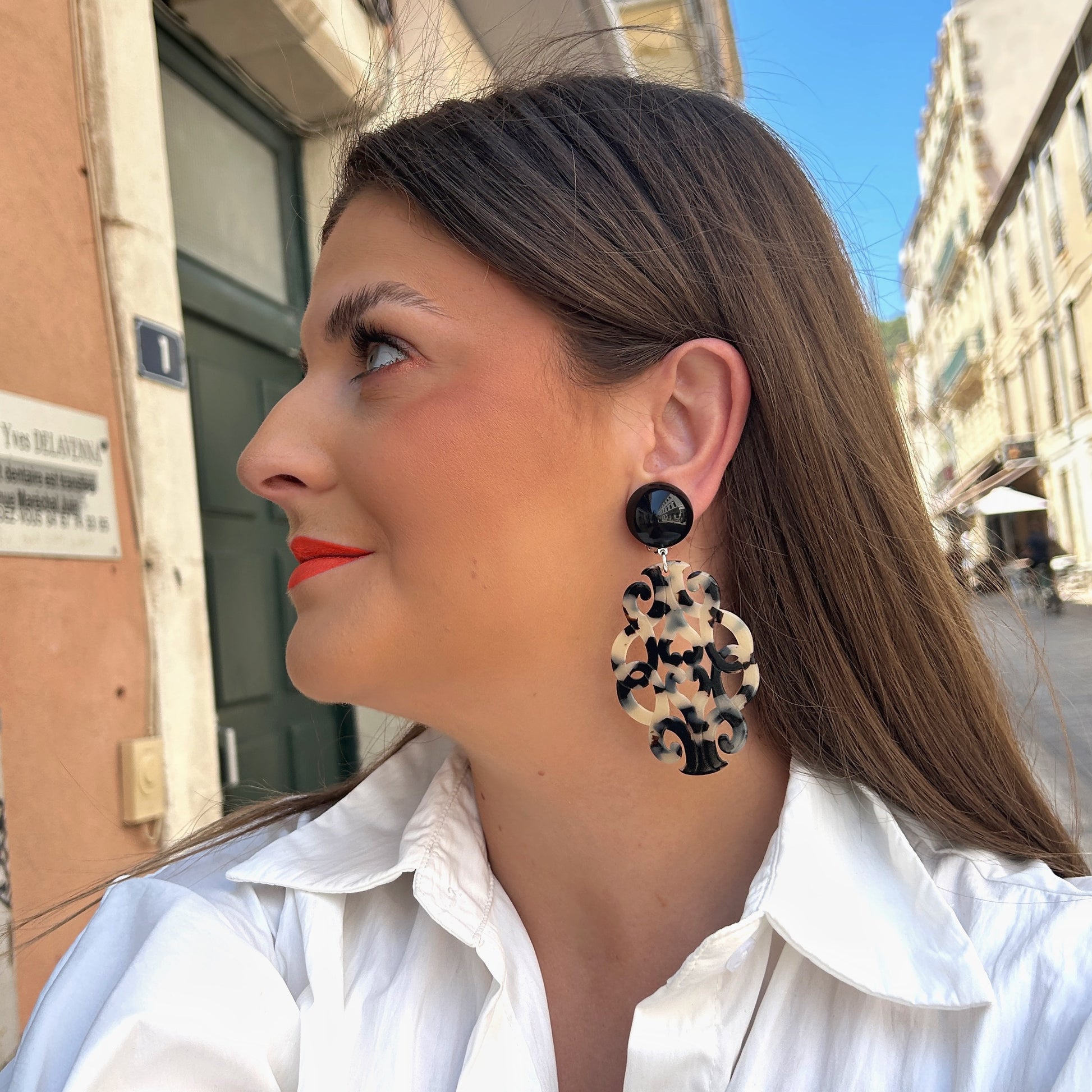 Boucles d'oreilles Sultane Écaille Noir et Blanc Francine Bramli Paris en résine ajourée portées