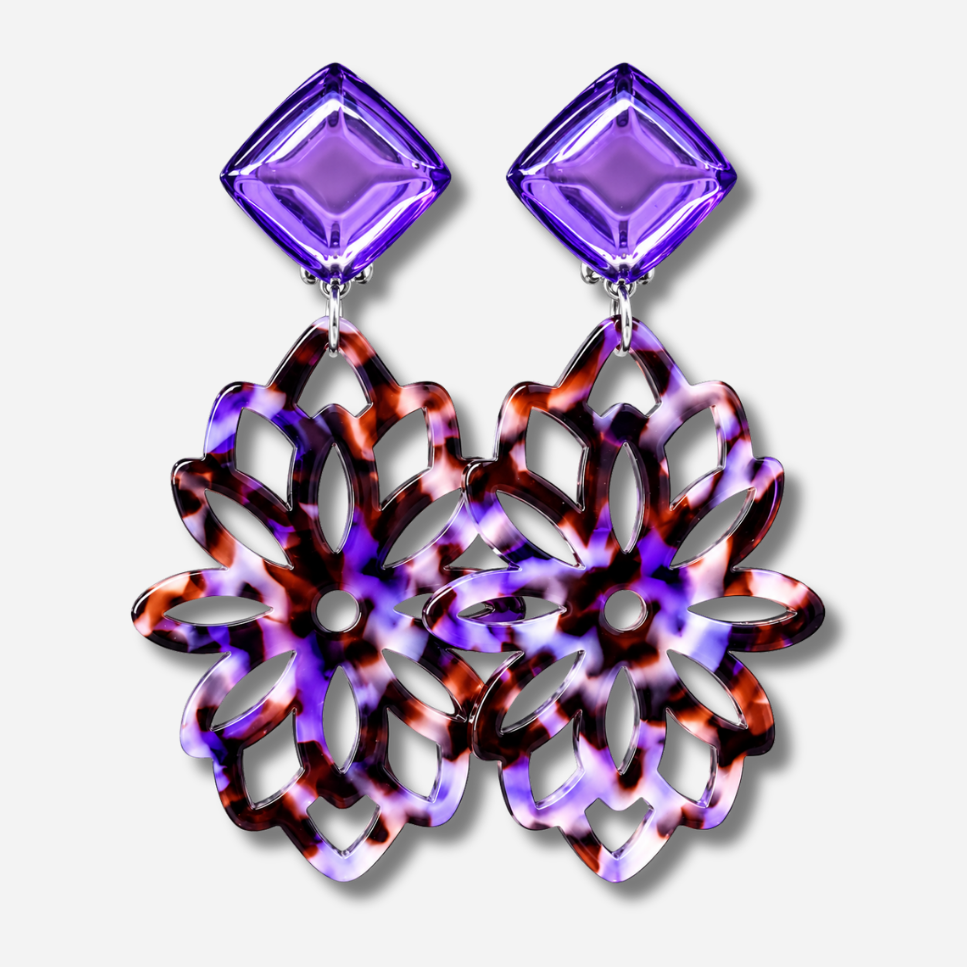 Boucles d’oreilles à clips Sultane Violet Francine Bramli Paris, cabochons carrés en losange violet translucide et grands pendentifs floraux ajourés effet écaille violet, prune, brun et lilas.