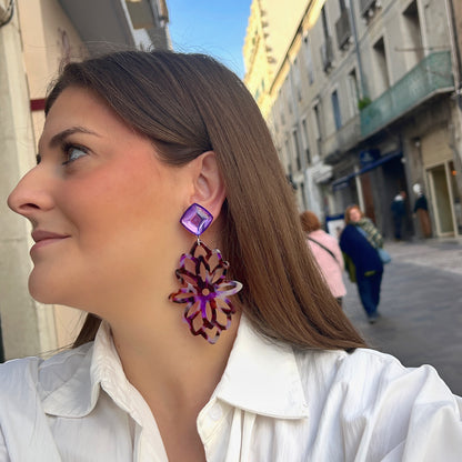 Boucles d’oreilles à clips Sultane Violet Francine Bramli Paris, cabochons carrés en losange violet translucide et grands pendentifs floraux ajourés effet écaille violet, prune, brun et lilas.