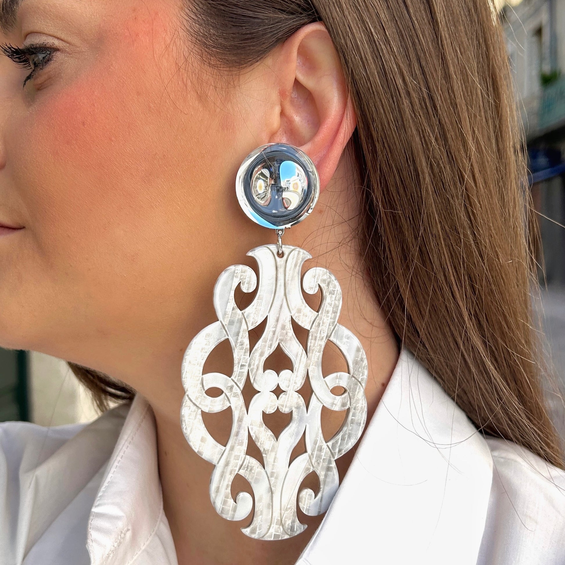 Boucles arabesques nacrées XL Francine Bramli Paris