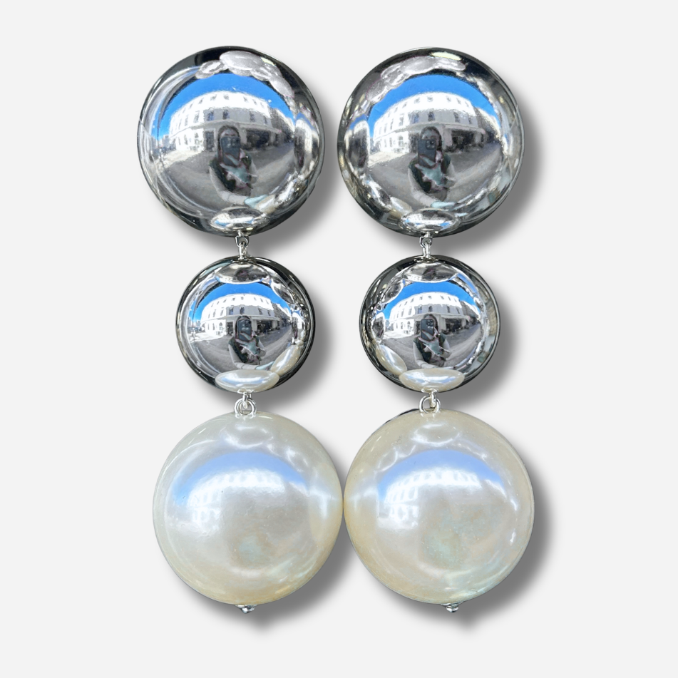 Boucles d'oreilles à clips Sumac Perles Silver XL Francine Bramli Paris, deux sphères argentées effet miroir et grande perle ronde blanche nacrée en pendentif – Divinity Sète.