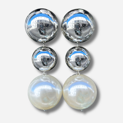 Boucles d'oreilles à clips Sumac Perles Silver XL Francine Bramli Paris, deux sphères argentées effet miroir et grande perle ronde blanche nacrée en pendentif – Divinity Sète.