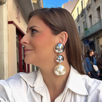 Boucles d'oreilles à clips Sumac Perles Silver XL Francine Bramli Paris, deux sphères argentées effet miroir et grande perle ronde blanche nacrée en pendentif – Divinity Sète.