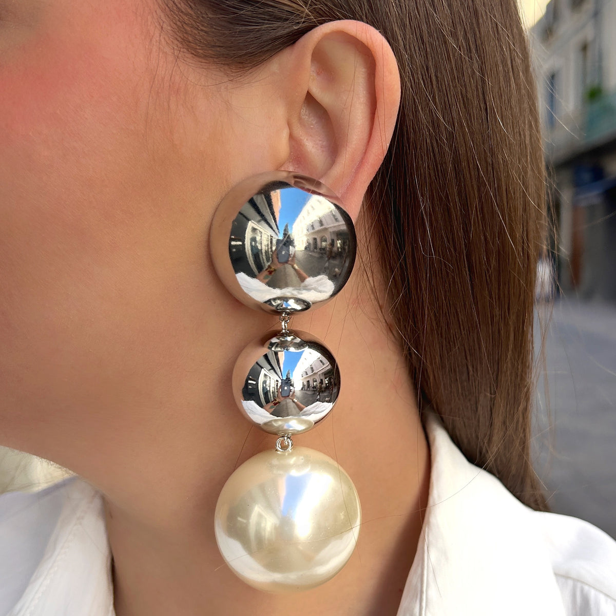 Boucles d'oreilles à clips Sumac Perles Silver XL Francine Bramli Paris, deux sphères argentées effet miroir et grande perle ronde blanche nacrée en pendentif – Divinity Sète.
