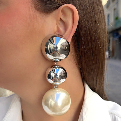 Boucles d'oreilles à clips Sumac Perles Silver XL Francine Bramli Paris, deux sphères argentées effet miroir et grande perle ronde blanche nacrée en pendentif – Divinity Sète.