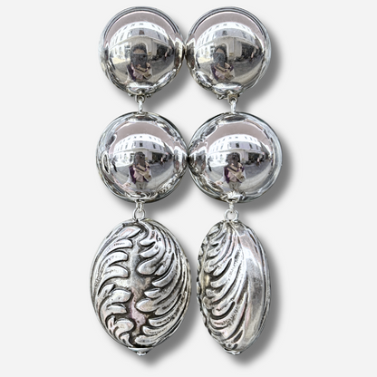 Boucles d'oreilles à clips Sumac Silver Francine Bramli Paris, deux sphères argentées effet miroir et grand pendentif ovale argenté aux motifs sculptés en relief – Divinity Sète.