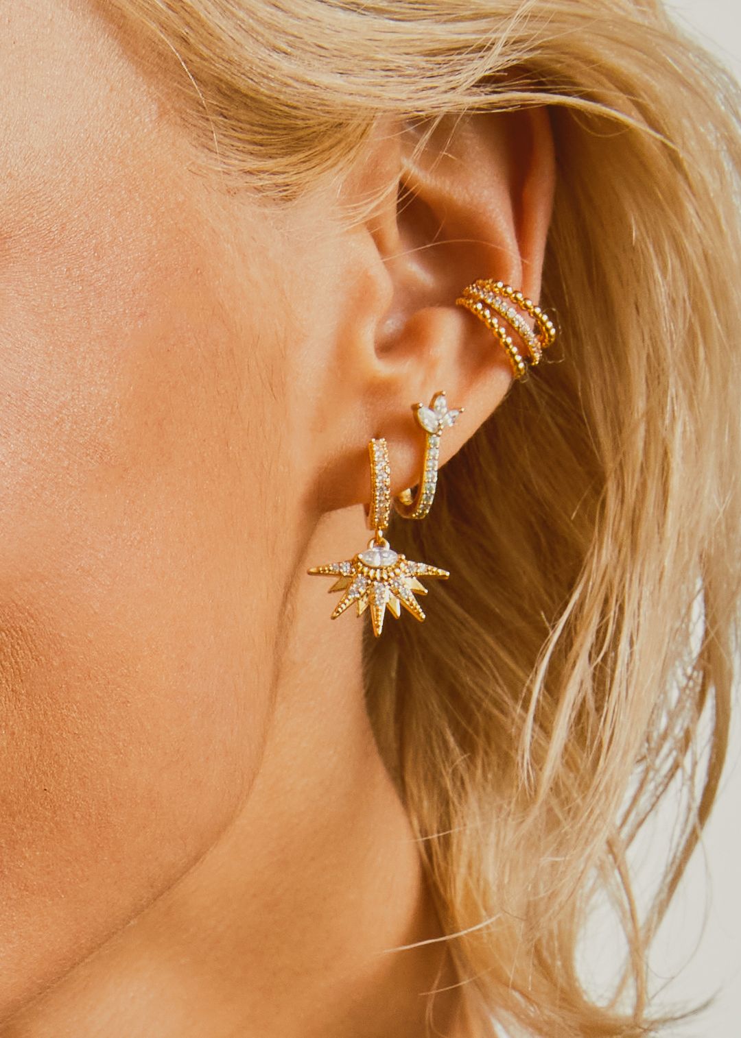 Boucles d’oreilles Sunrise Mya Bay portées à l’oreille