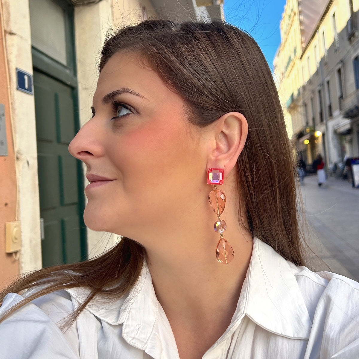 Boucles d'oreilles à clips Suzanna Rose Francine Bramli Paris, attaches carrées en résine rose translucide et pendentifs composés de perles facettées champagne et pêche rosée – Divinity Sète.