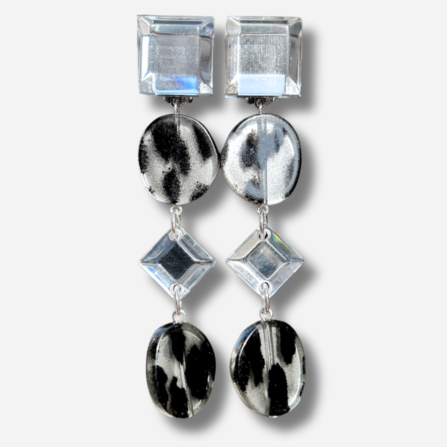 Boucles d'oreilles Suzanne Magpie Francine Bramli en résine transparente et noir et blanc graphique