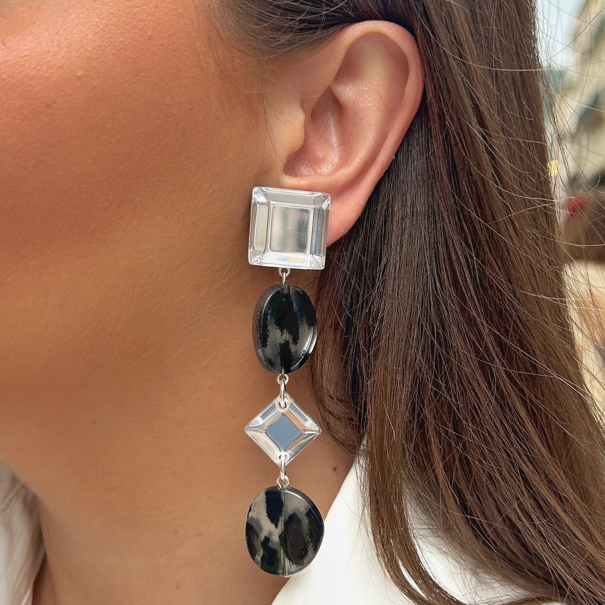 Boucles d'oreilles Suzanne Magpie Francine Bramli en résine transparente et noir et blanc graphique