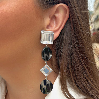 Boucles d'oreilles Suzanne Magpie Francine Bramli en résine transparente et noir et blanc graphique