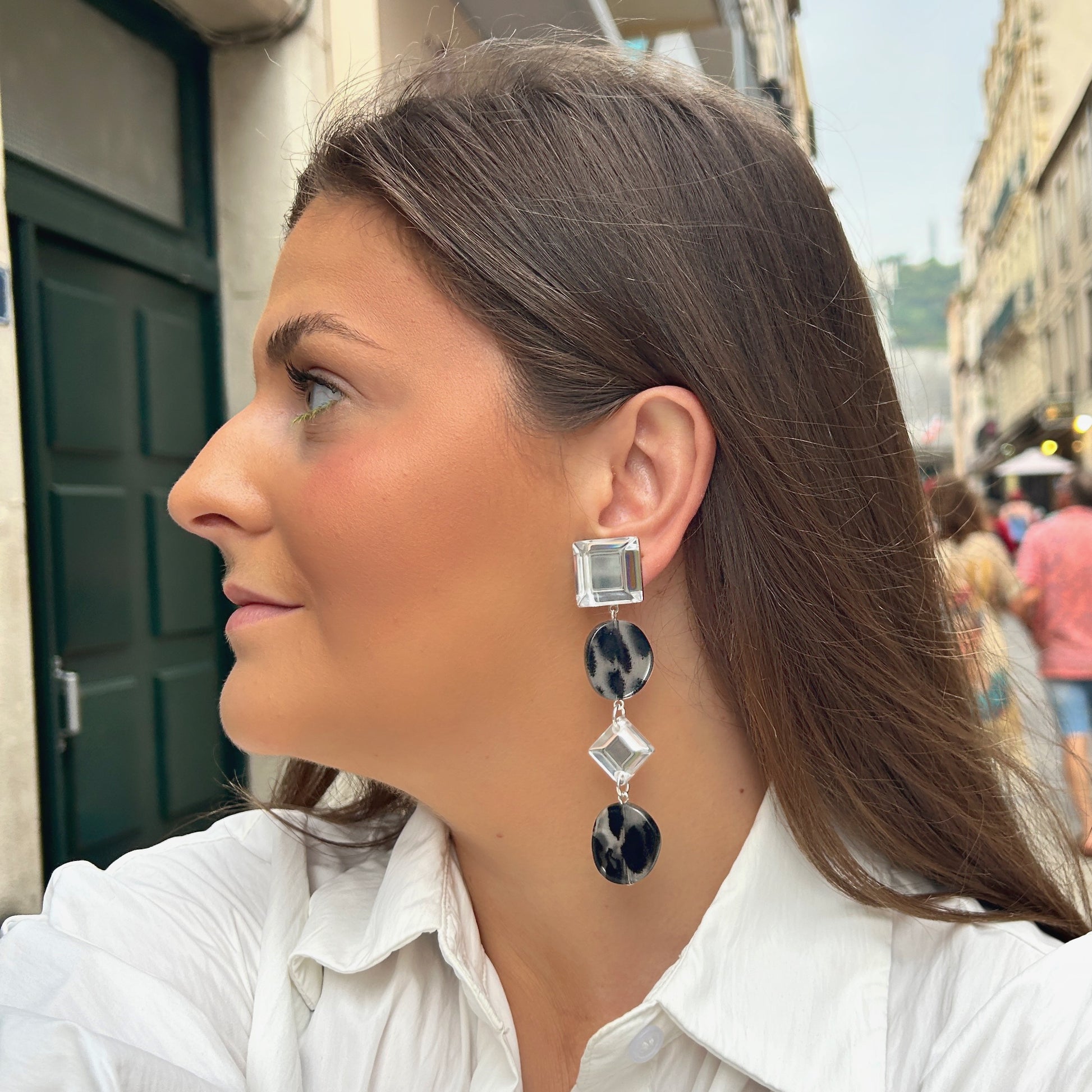 Boucles d'oreilles Suzanne Magpie Francine Bramli en résine transparente et noir et blanc graphique
