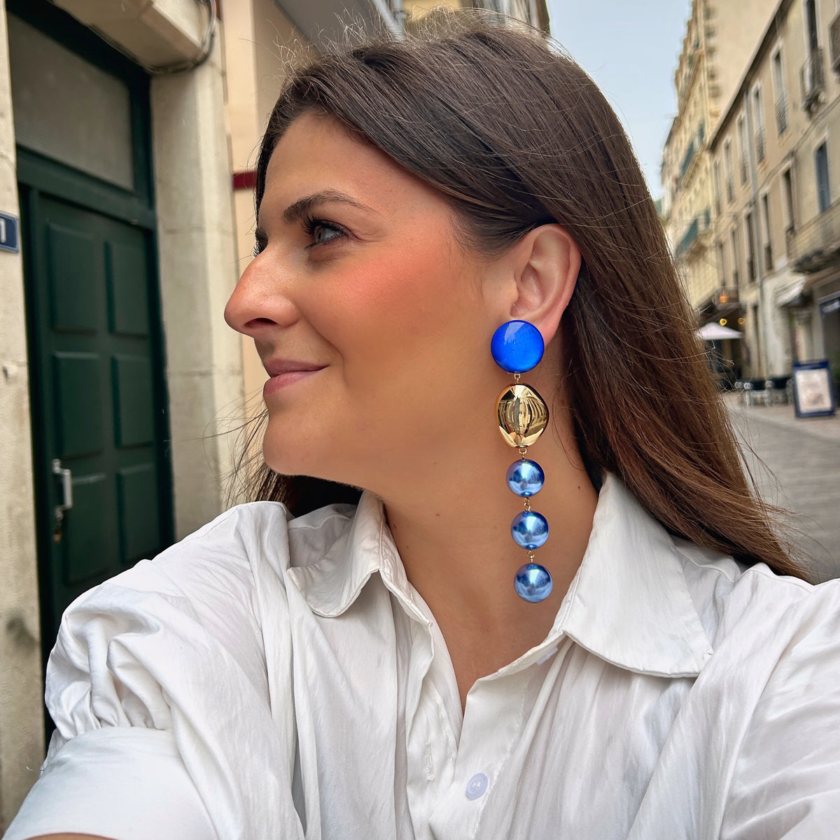 Boucles d’oreilles Suzetta Bleu Marine Francine Bramli Paris avec perles bleues nacrées et élément doré