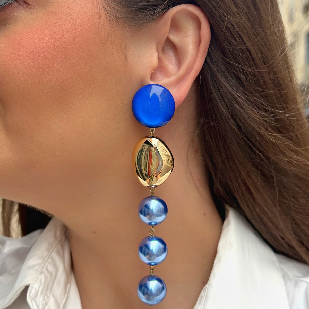Boucles d’oreilles Suzetta Bleu Marine Francine Bramli Paris avec perles bleues nacrées et élément doré