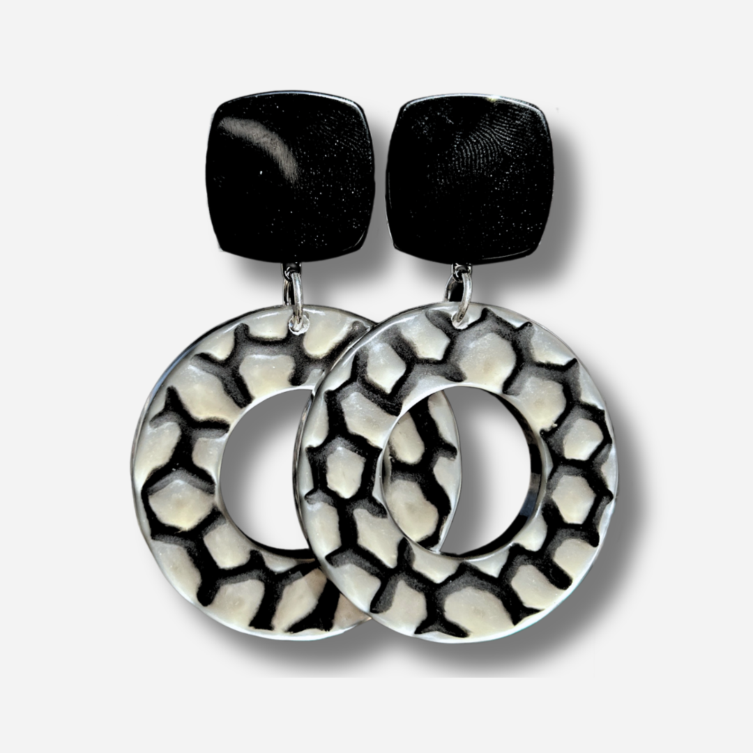 Boucles d'oreilles Tabasco Noir et Blanc Francine Bramli avec anneaux ajourés graphiques