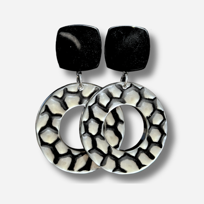 Boucles d'oreilles Tabasco Noir et Blanc Francine Bramli avec anneaux ajourés graphiques
