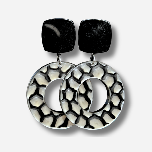Boucles d'oreilles Tabasco Noir et Blanc Francine Bramli avec anneaux ajourés graphiques