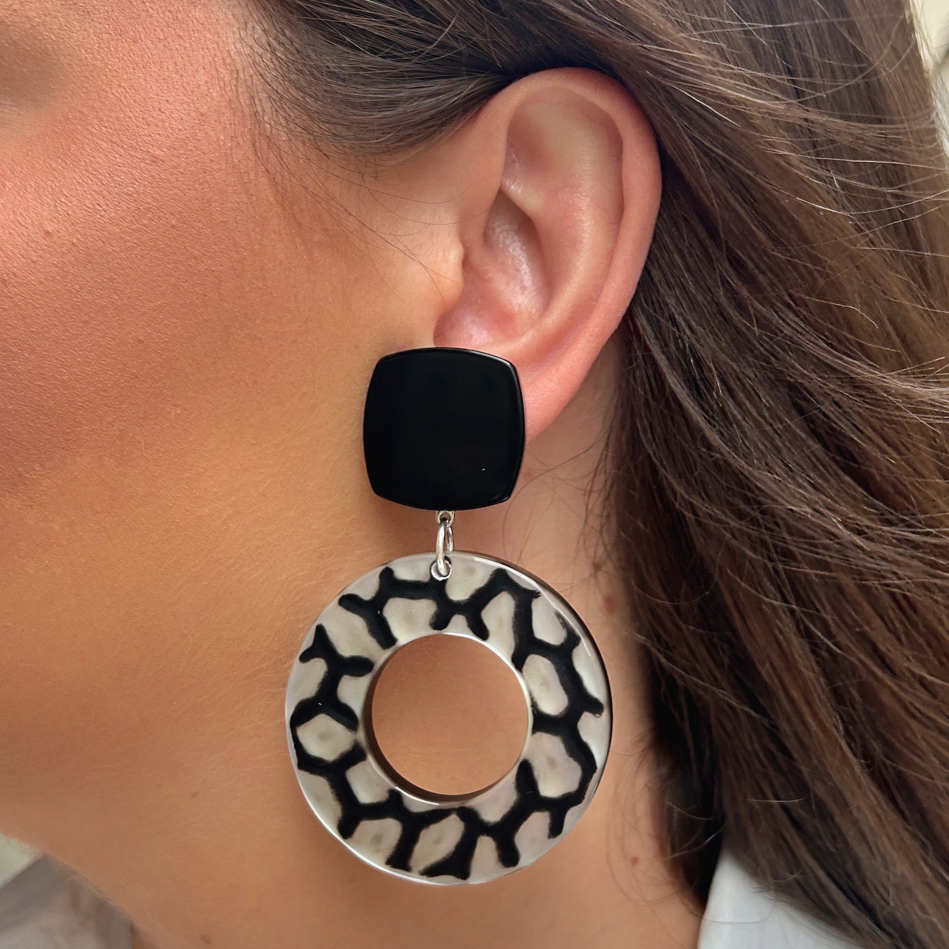 Boucles d'oreilles Tabasco Noir et Blanc Francine Bramli avec anneaux ajourés graphiques