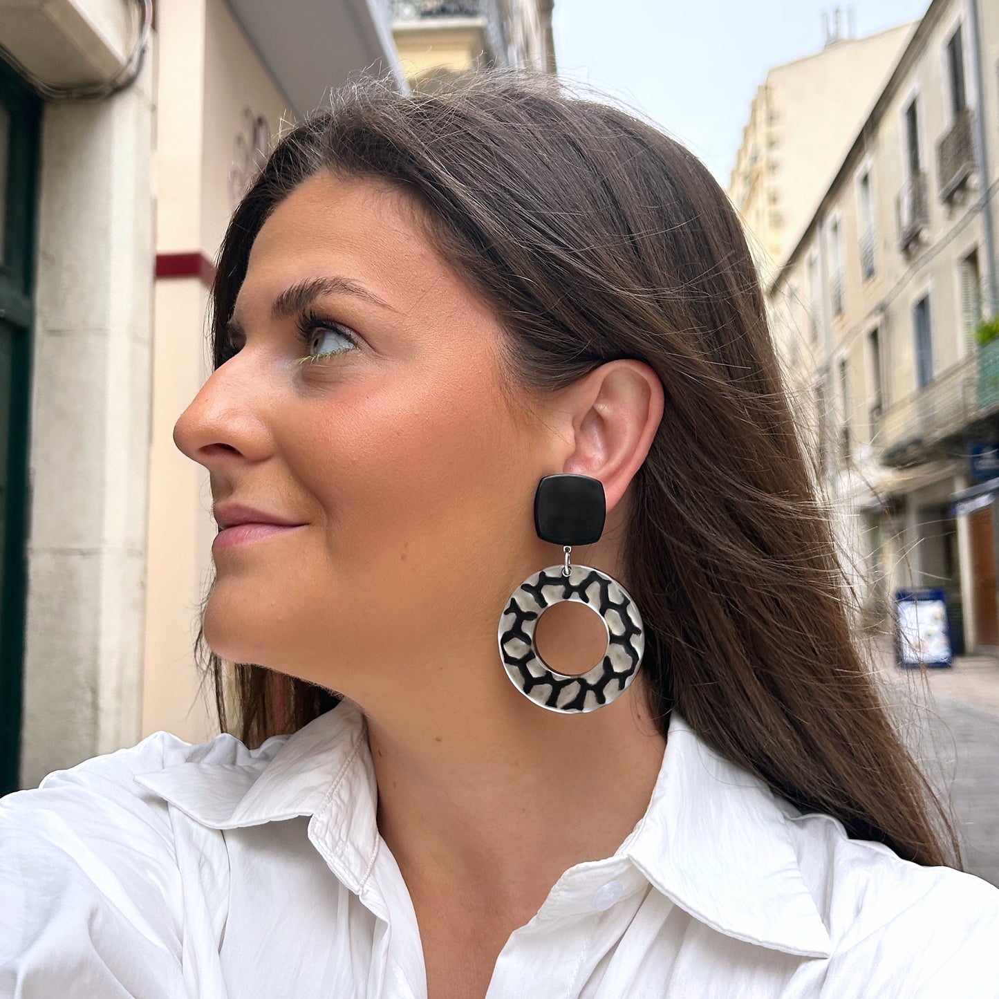 Boucles d'oreilles Tabasco Noir et Blanc Francine Bramli avec anneaux ajourés graphiques