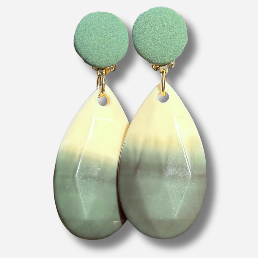 Boucles d'oreilles Taïs Vert Francine Bramli Paris avec cabochon rond vert et pendentif goutte dégradé