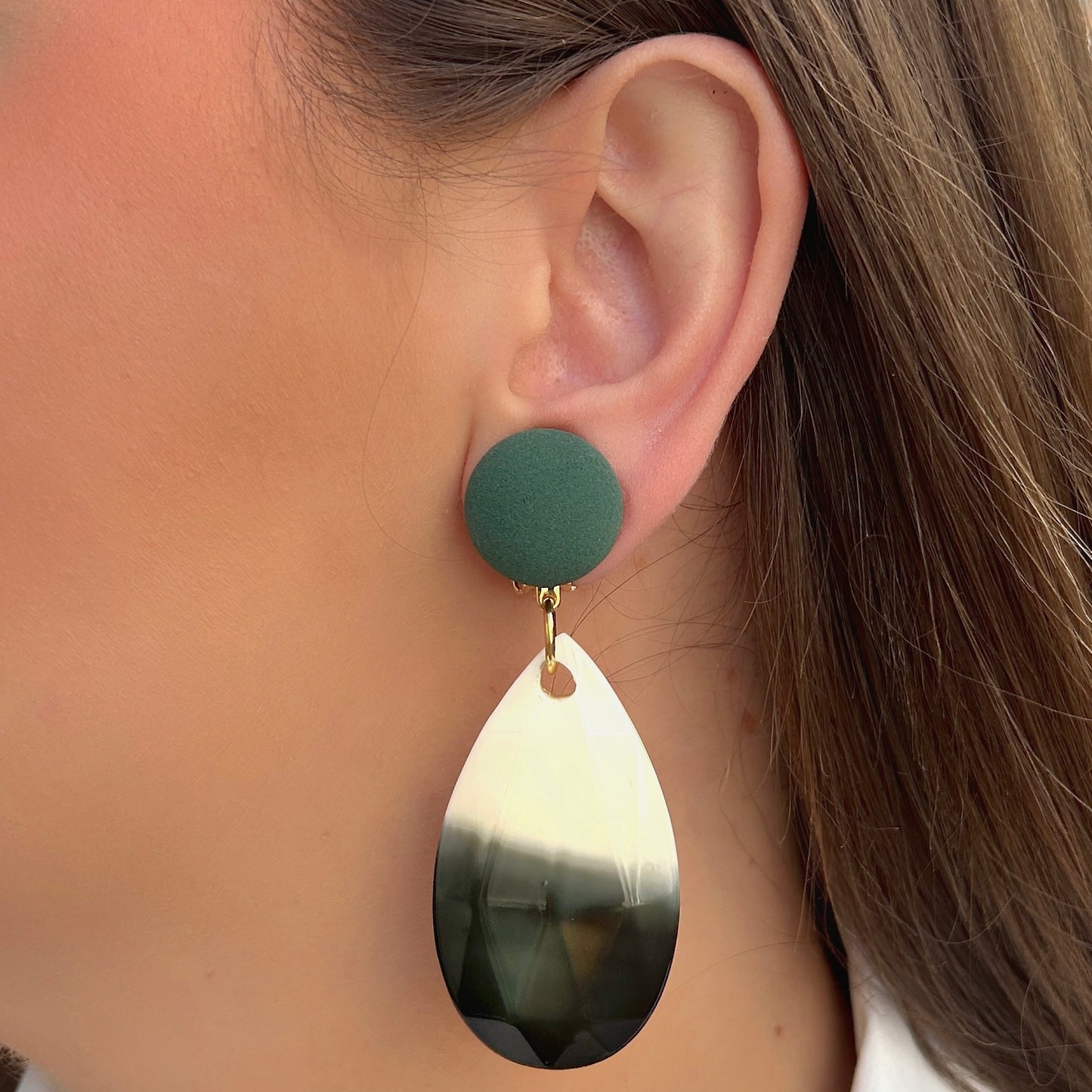 Boucles d'oreilles Taïs Vert Francine Bramli Paris avec cabochon rond vert et pendentif goutte dégradé