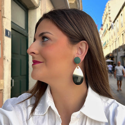 Boucles d'oreilles Taïs Vert Francine Bramli Paris avec cabochon rond vert et pendentif goutte dégradé