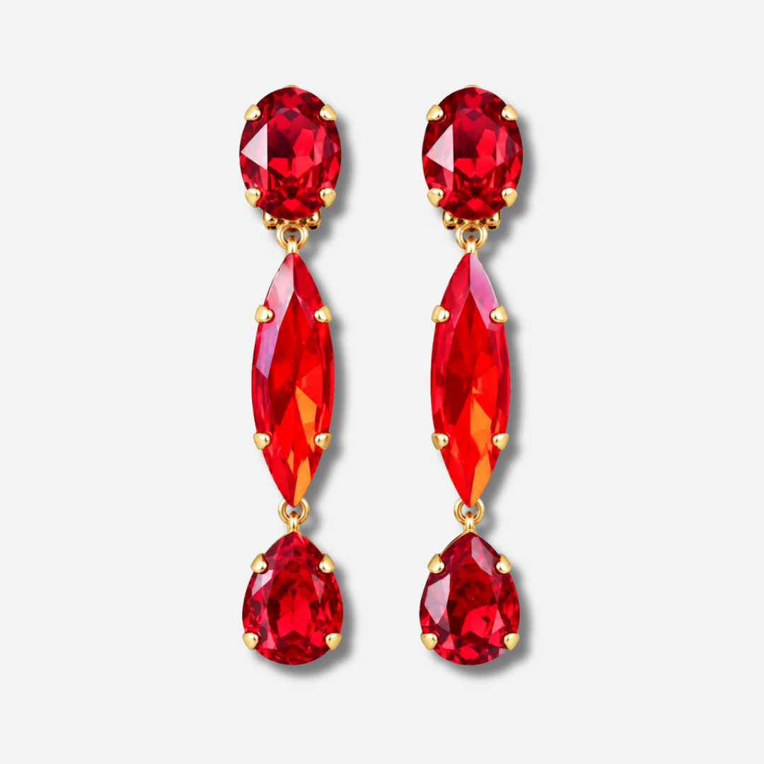 Boucles d’oreilles pendantes Talia Cerise Crézus à clips, trois cristaux rouges facettés de formes ovale, navette et goutte sur montures dorées