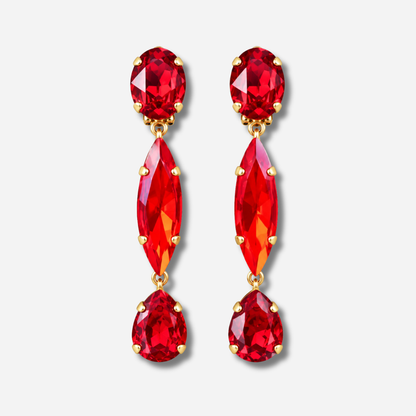 Boucles d’oreilles pendantes Talia Cerise Crézus à clips, trois cristaux rouges facettés de formes ovale, navette et goutte sur montures dorées
