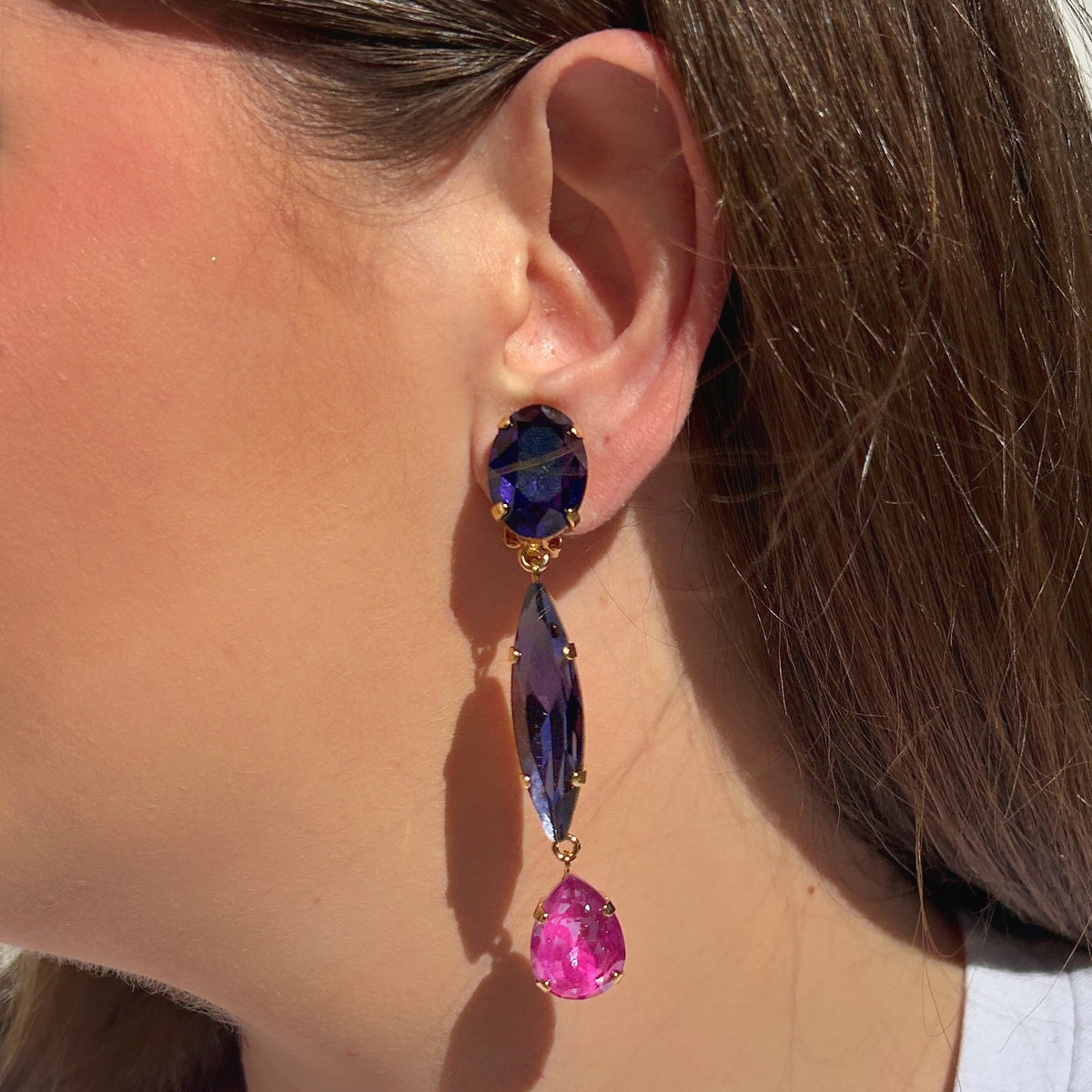 Boucles d’oreilles pendantes Talia Mûre Crézus à clips, trois cristaux facettés violet profond, lavande et rose sur montures dorées