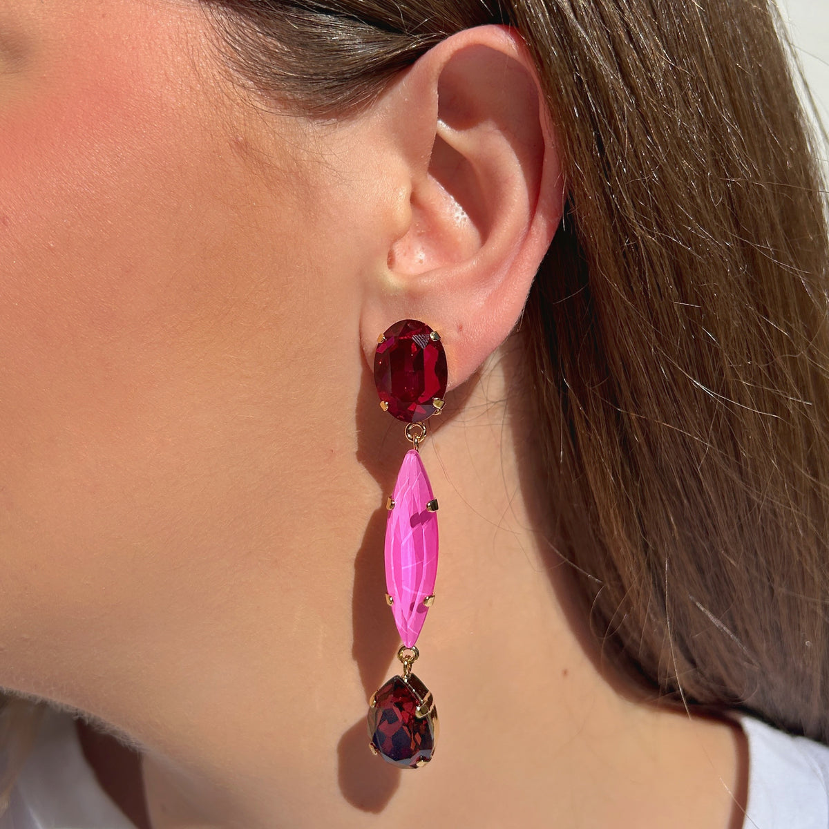 Boucles d’oreilles Talia Orchidée Crézus à clips, cristaux facettés rose fuchsia, rose orchidée et grenat, montures dorées