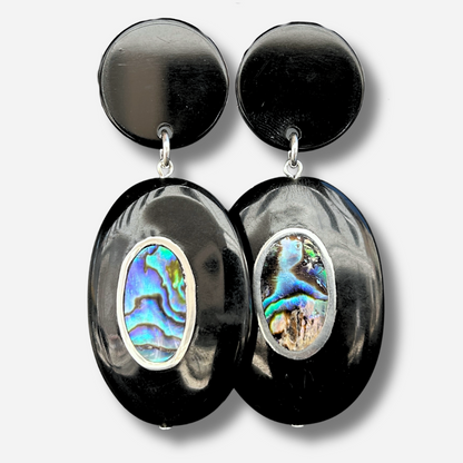 Boucles d'oreilles Tara Noir Nacre Francine Bramli en résine noire avec cabochon en nacre d'ormeau